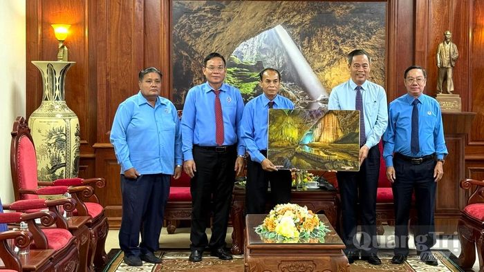 Đồng chí Nguyễn Đăng Quang, Phó Bí thư Tỉnh ủy, Chủ tịch HĐND tỉnh tặng quà lưu niệm cho Liên hiệp Công đoàn tỉnh Sạ-vẳn-na-khệt - Ảnh: N.L