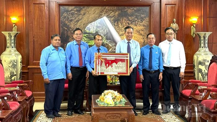 Đồng chí Khăm-Cơng Sút-Thi-Đết, Chủ tịch Liên hiệp Công đoàn tỉnh Sạ-vẳn-na-khệt tặng quà lưu niệm cho lãnh đạo Tỉnh ủy Quảng Trị - Ảnh: N.L