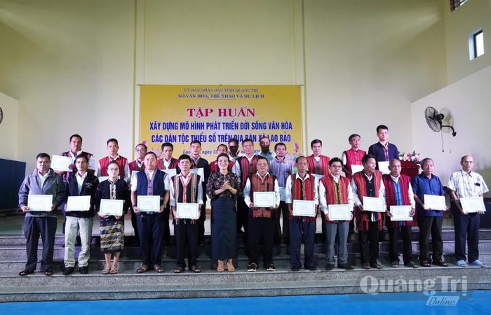Ban Tổ chức trao chứng nhận hoàn thành lớp tập huấn cho học viên - Ảnh: X.P