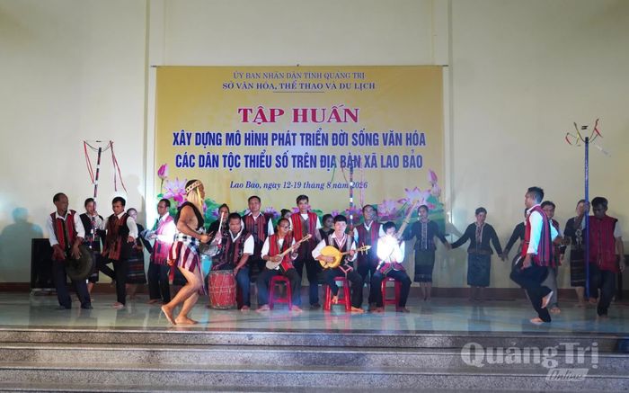Các học viên và nghệ nhân đã cùng nhau tái hiện những làn điệu đặc trưng của người Bru-Vân Kiều - Ảnh: X.P