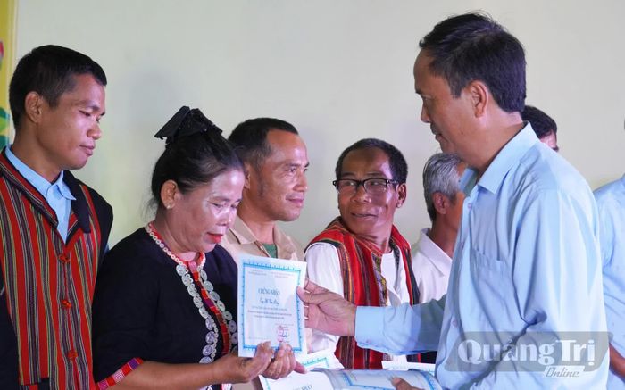 Đại diện lãnh đạo Sở Văn hóa, Thể thao và Du lịch trao giấy chứng nhận cho các học viên - Ảnh: X.P
