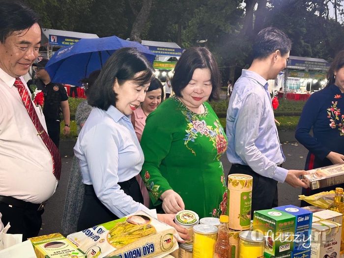 Đồng chí Cao Xuân Thu Vân, Chủ tịch Liên minh HTX Việt Nam đến thăm gian hàng của Liên minh HTX tỉnh Quảng Trị - Ảnh: M.L