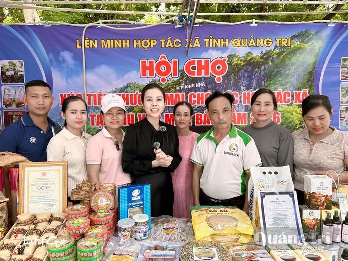 Phiên livestream trực tiếp tại gian hàng hội chợ - Ảnh: H.G