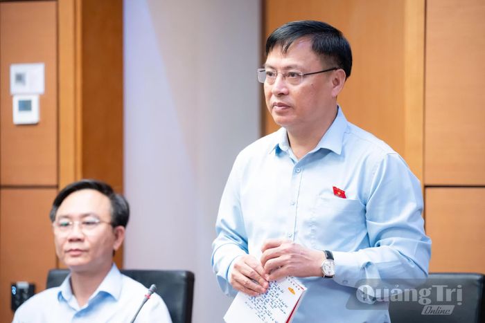 Đồng chí Thiếu tướng Nguyễn Thanh Liêm, Giám đốc Công an tỉnh thảo luận tại tổ - Ảnh: N.M