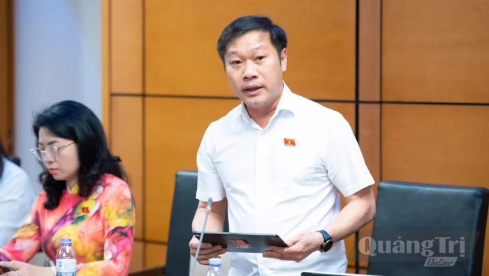 Đồng chí Nguyễn Khánh Vũ, Bí thư Đảng ủy, Chủ tịch HĐND phường Quảng Trị thảo luận tại tổ - Ảnh: N.M