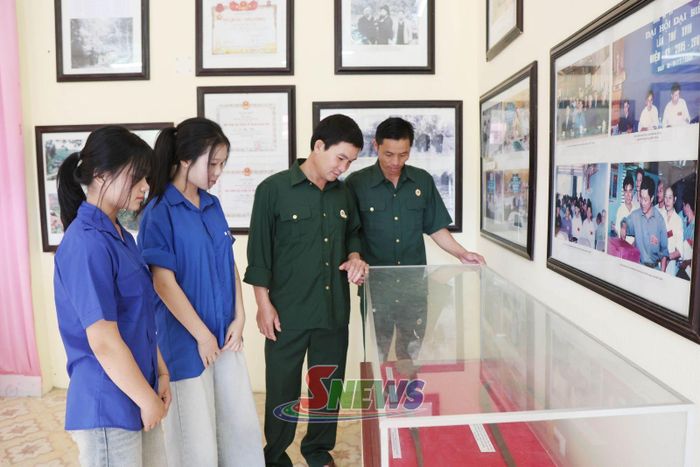 Giáo dục truyền thống cho đoàn viên thanh niên tại Nhà truyền thống xã Mường Chanh.