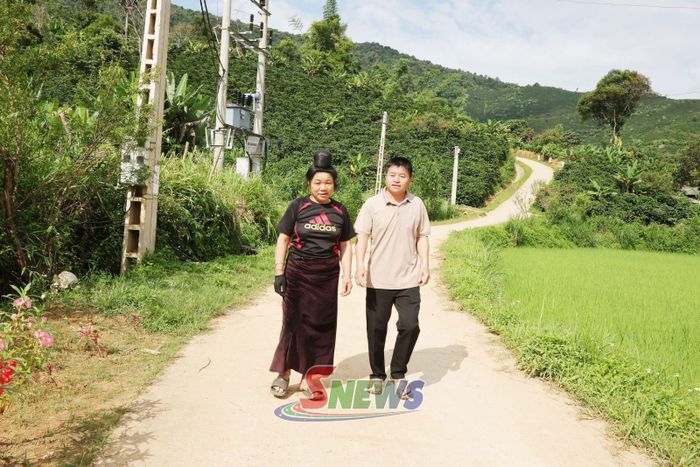 Tuyến đường bản Khoa được bê tông hoá tạo thuận lợi giao thương hàng hoá.