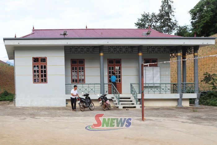 Nhà văn hóa bản Nong É, xã Chiềng Hoa được đầu tư xây dựng khang trang.