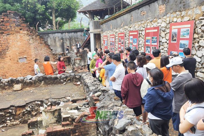 Đông đảo nhân dân và du khách tham quan Di tích quốc gia đặc biệt Nhà tù Sơn La trong những ngày tháng 8.