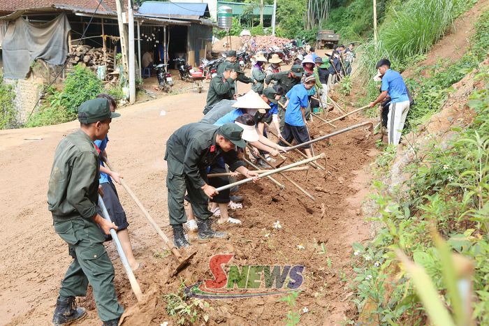 Cán bộ, chiến sĩ cùng ĐVTN xã Chiềng Mai khơi thông rãnh thoát nước tại bản Chiềng Dong.