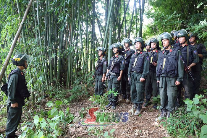 Các tổ, đội của Tiểu đoàn 2 triển khai đội hình theo tình huống giả định, thực hành phục kích, vây bắt đối tượng trên địa bàn rừng núi.