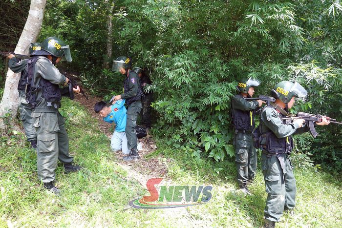 Cán bộ, chiến sĩ Tiểu đoàn 2 thực hành phục kích, truy kích, vây bắt đối tượng trên địa bàn rừng núi.