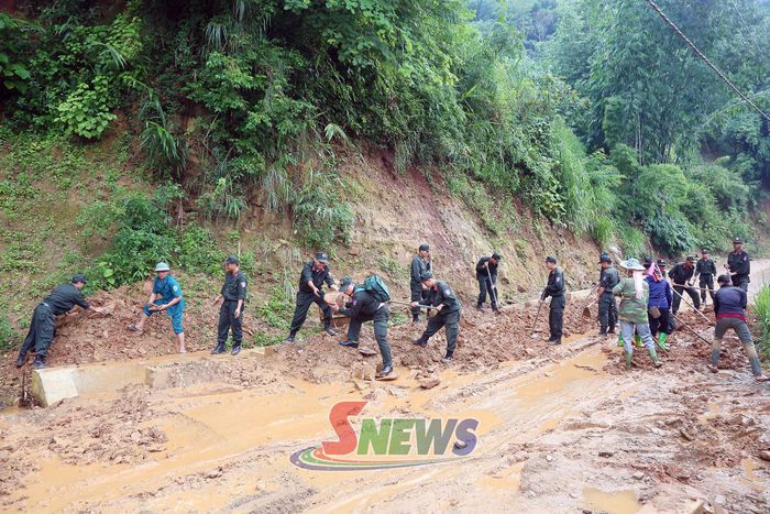 Đơn vị phối hợp với nhân dân bản Chiềng Dong ra quân khắc phục các điểm sạt lở, khơi thông đường xá.