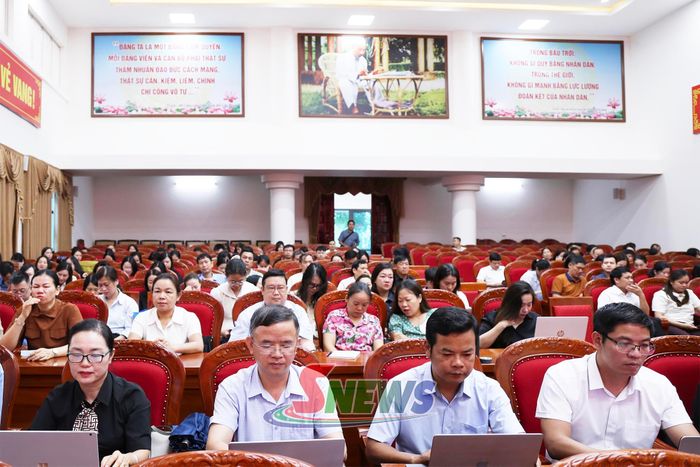 Cán bộ quản lý, giáo viên các đơn vị trường học tham dự khai mạc lớp học.