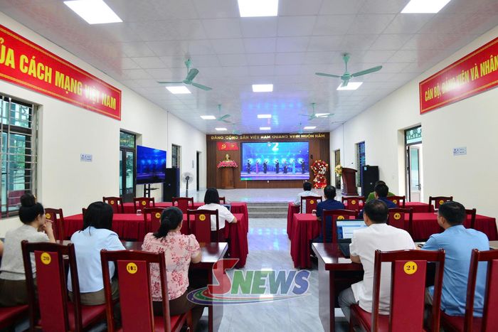 Cán bộ công chức, viên chức phường Chiềng Cơi theo dõi Lễ phát động Cuộc thi trực tuyến "Tìm hiểu pháp luật về bảo vệ bí mật Nhà nước". Ảnh: Ngọc Khiêm