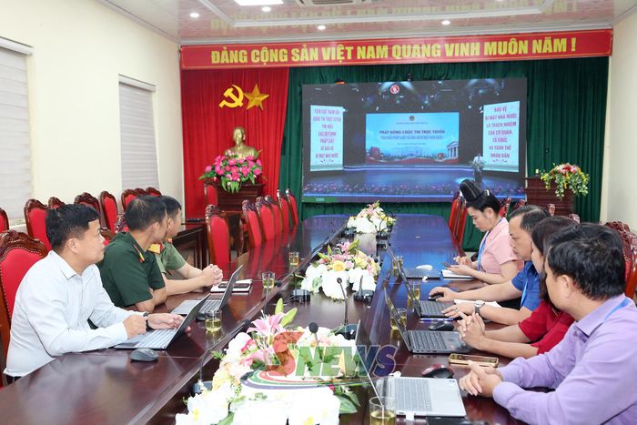 Cán bộ công chức, viên chức xã Yên Châu theo dõi Lễ phát động Cuộc thi trực tuyến Tìm hiểu pháp luật về bảo vệ bí mật Nhà nước. Ảnh: Thu Thảo
