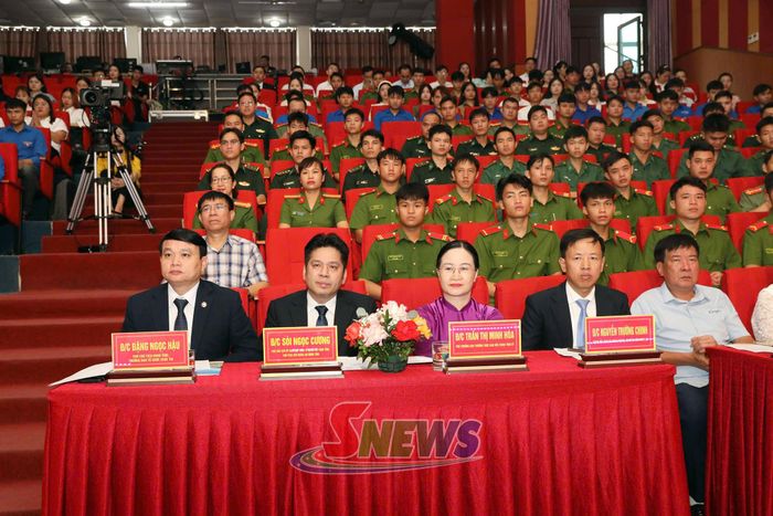 Các đại biểu dự chương trình phát động.