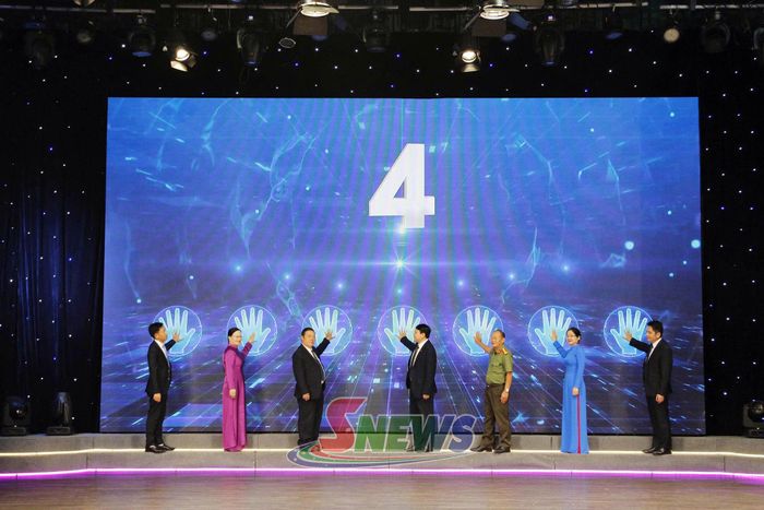 Các đại biểu bấm nút phát động Cuộc thi.