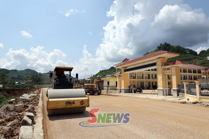 Thi công đường vào Trường Phổ thông nội trú liên cấp TH - THCS Yên Sơn.
