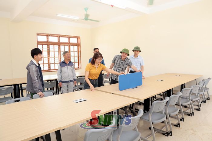 Phòng học tin cho học sinh cũng đã lắp đặt xong bàn, ghế.