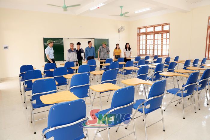 Phòng lớp học đã lắp đặt đầy đủ các thiết bị.
