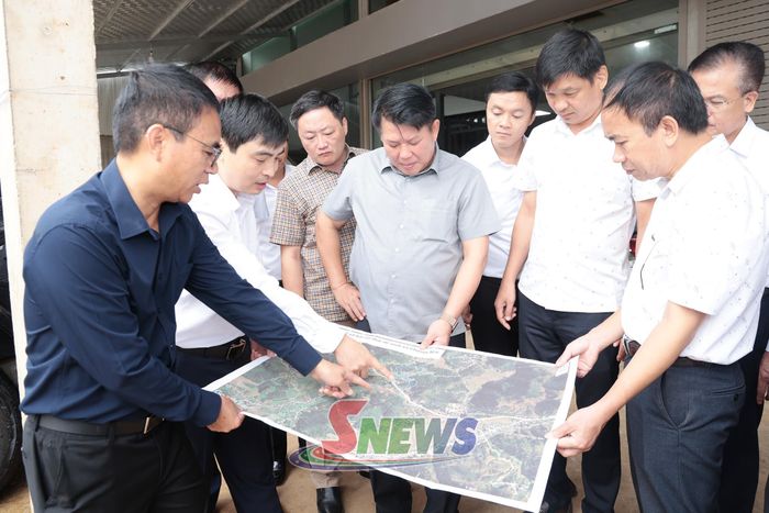 Đoàn công tác khảo sát thực địa  khu vực dự kiến xây dựng nút giao kết nối tuyến cao tốc CT03 trên địa bàn xã Chiềng Mai.
