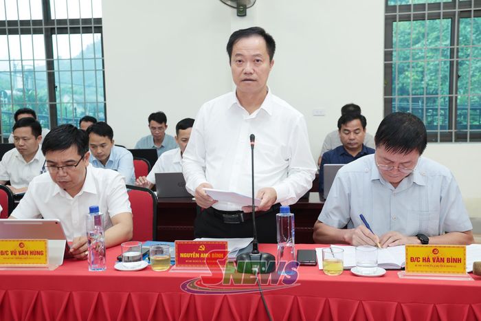 Đồng chí Bí thư Đảng ủy xã Chiềng Mung báo cáo tại cuộc làm việc.