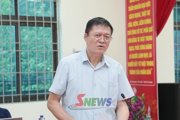 Đồng chí Bí thư Đảng ủy xã Chiềng Mai báo cáo tại cuộc làm việc.