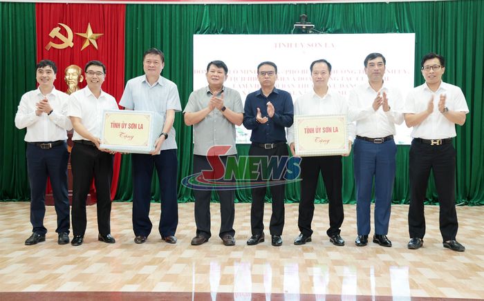 Các đồng chí lãnh đạo tỉnh tặng quà Ban Thường vụ Đảng ủy xã Chiềng Mai và xã Chiềng Mung.