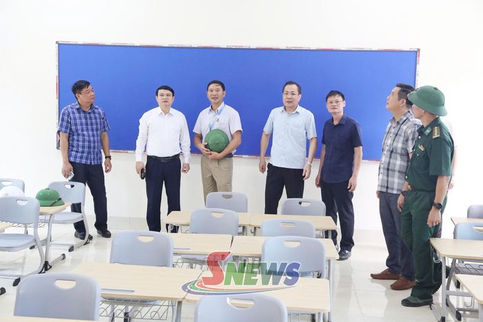 Đoàn công tác kiểm tra phòng lớp học.