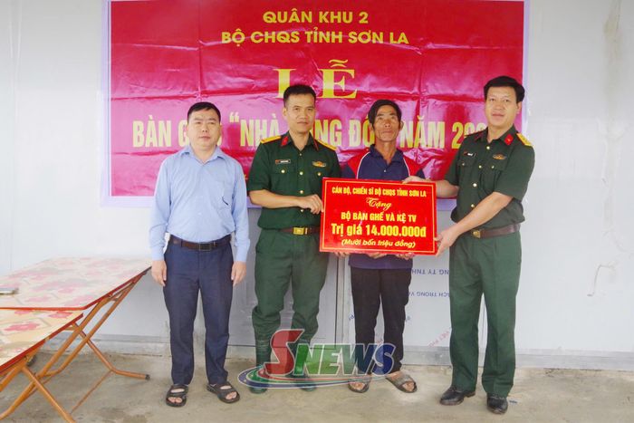 Trao vật dụng thiết yếu tặng gia đình Hạ sĩ Lầu A Ga.