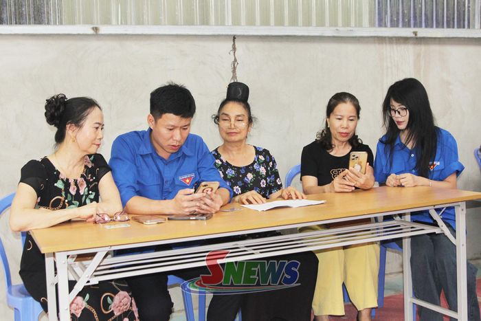 Đoàn phường Tô Hiệu hướng dẫn người dân cài đặt và sử dụng "Sổ tay đảng viên".
