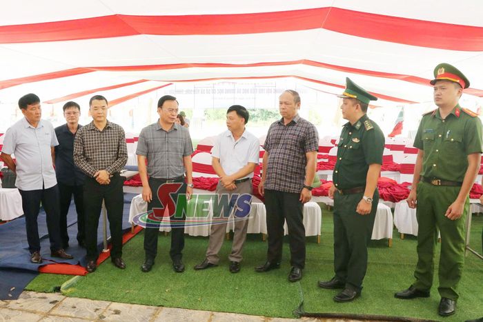 Đoàn công tác kiểm tra khu vực tổ chức buổi lễ.