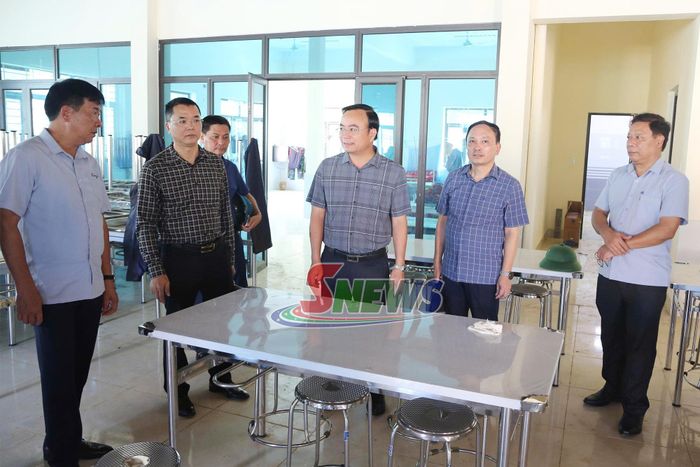 Đoàn công tác kiểm tra khu vực nhà bếp ăn.