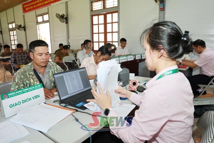 Cán bộ NHCS sử dụng phần mềm quản lý tín dụng chính sách để giao dịch.