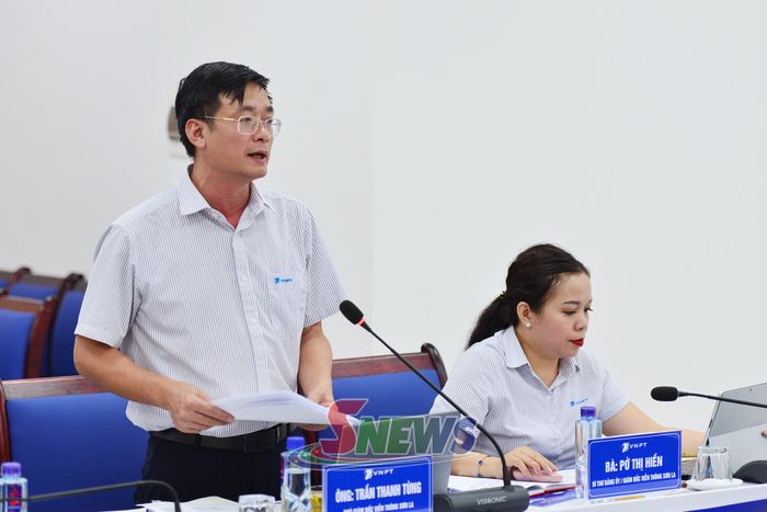 Lãnh đạo Viễn thông Sơn La báo cáo tại cuộc làm việc.