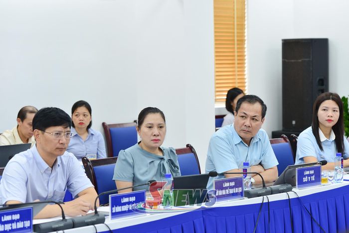 Các đại biểu tham dự cuộc làm việc.