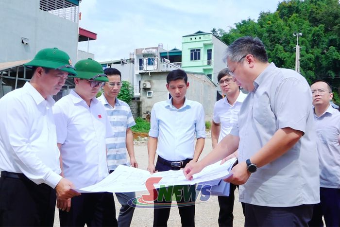 Đoàn giám sát kiểm tra thực tế tại phường Chiềng Cơi.