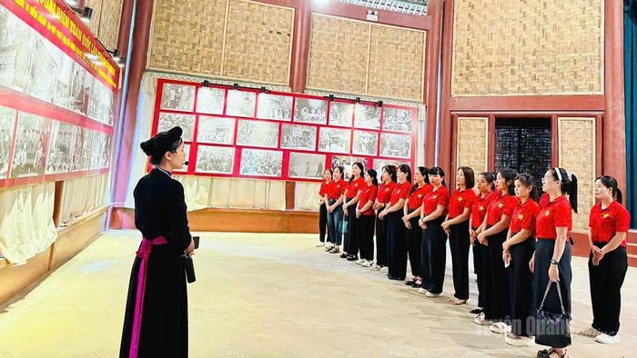 Du khách thập phương tham quan Nhà bảo tàng và nhà trưng bày thuộc Khu di tích Quốc gia đặc biệt Kim Bình.