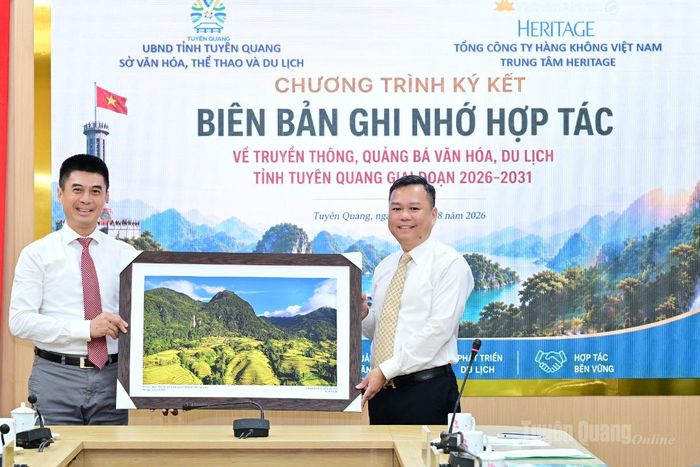 Lãnh đạo tỉnh Tuyên Quang tặng Trung tâm Heritage bức ảnh phong cảnh Ruộng bậc thang xã Nậm Dịch, tỉnh Tuyên Quang.