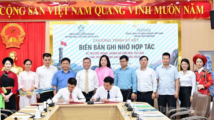 Trước sự chứng kiến của lãnh đạo UBND tỉnh và các đại biểu, lãnh đạo Sở Văn hóa, Thể thao và Du lịch tỉnh Tuyên Quang và đại diện Trung tâm Heritage đã ký kết Biên bản ghi nhớ hợp tác truyền thông, quảng bá văn hóa, du lịch tỉnh giai đoạn 2026 - 2031.
