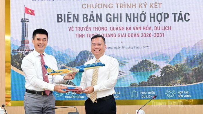 Lãnh đạo Trung tâm Heritage tặng lãnh đạo tỉnh Tuyên Quang món quà lưu niệm mang biểu trưng của ngành hàng không dân dụng Việt Nam.