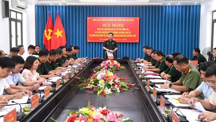 Đại tá Đỗ Duy Chinh, Phó Cục trưởng Cục Tuyên huấn, Tổng cục Chính trị QĐND Việt Nam chủ trì buổi làm việc.