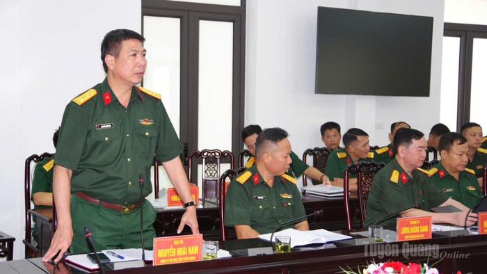 Đại tá Nguyễn Hoài Nam, Chính ủy Bộ CHQS tỉnh phát biểu tại hội nghị.