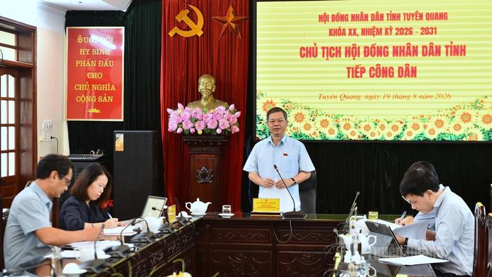 Đồng chí Chủ tịch HĐND tỉnh Nguyễn Văn Sơn phát biểu tại buổi tiếp công dân.