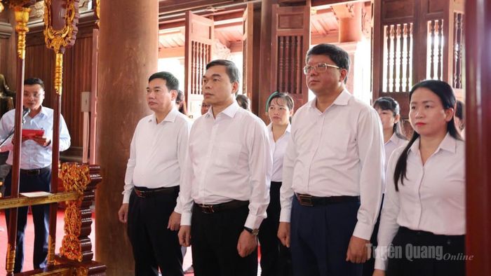 Đoàn đại biểu dâng hương tại Khu tưởng niệm Chủ tịch Hồ Chí Minh và các vị tiền bối cách mạng.
