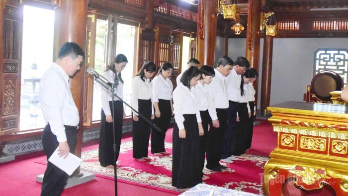 Đoàn đại biểu dâng hương tại Nhà tưởng niệm Chủ tịch Tôn Đức Thắng.