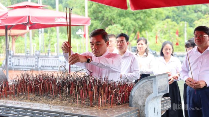Đồng chí Ma Thế Hồng, Phó Bí thư Tỉnh ủy, Chủ tịch Ủy ban MTTQ Việt Nam tỉnh và các đại biểu dâng hương tại Khu tưởng niệm Chủ tịch Hồ Chí Minh và các vị tiền bối cách mạng.