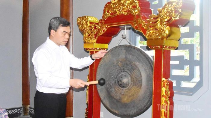 Đồng chí Ma Thế Hồng, Phó Bí thư Tỉnh ủy, Chủ tịch Ủy ban MTTQ Việt Nam tỉnh thỉnh chiêng, nghi thức dâng hương tại Nhà tưởng niệm Chủ tịch Tôn Đức Thắng.