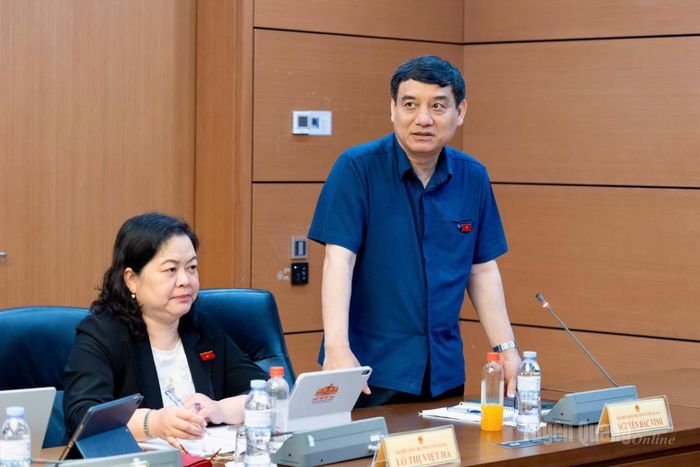 Đồng chí Nguyễn Đắc Vinh, Ủy viên Ban Chấp hành Trung ương Đảng, Ủy viên Ủy ban Thường vụ Quốc hội, Chủ nhiệm Ủy ban Văn hoá và Xã hội của Quốc hội, ĐBQH tỉnh Tuyên Quang khóa XVI phát biểu ý kiến.